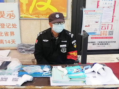 朝北8080小區(qū)保安東門和西門崗人員疫情期間的安全檢查2