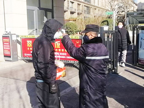 朝北8080小區(qū)保安東門和西門崗人員疫情期間的安全檢查3